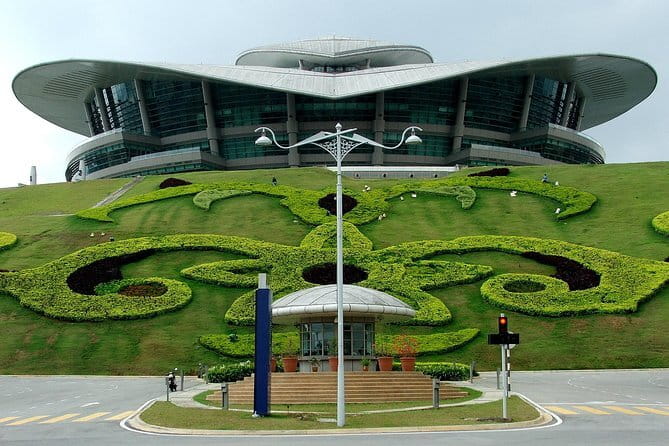 Batu Caves & Putrajaya Highlights: Landmarks & Botanical Garden - Putrajaya Botanical Garden: 45 minutes among themed gardens