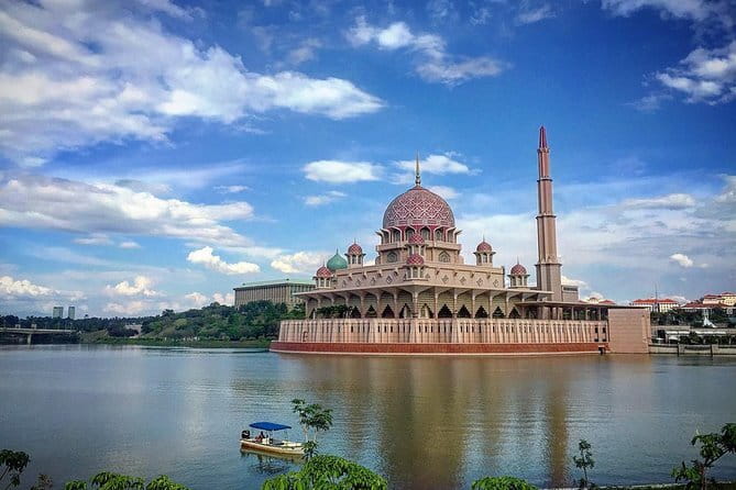 Batu Caves & Putrajaya Highlights: Landmarks & Botanical Garden - Batu Caves: a short visit with a strong first impression