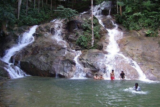 Batu Caves, Waterfalls, Hotspring, Batik & Pewter Tour with Lunch - Batu Caves and the 272-step climb