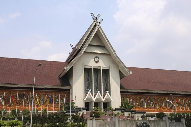 Best of Kuala Lumpur City Tour Including National Museum and National Monument - Petronas Towers: a fast first photograph