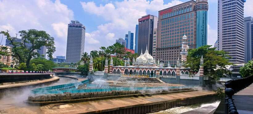 Best of Kuala Lumpur Tour with Twin Tower Entry - Batu Caves and batik: an energetic start