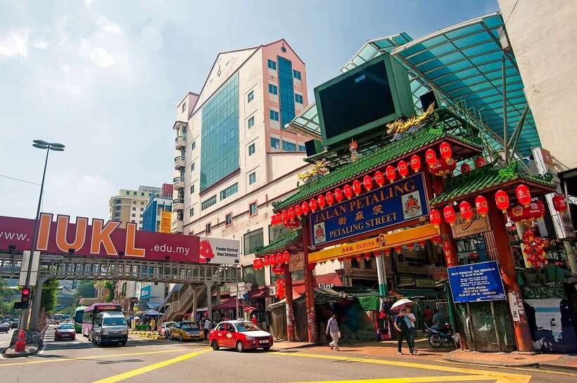 From Kuala Lumpur: Batu Caves Cultural Temple Tour - Chinatown, food stalls, and the art of browsing
