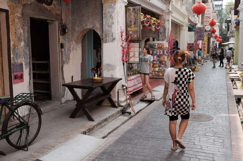 From Kuala Lumpur: Full-Day Tour to Ipoh - Orang Utan Island or Kellie Castle?