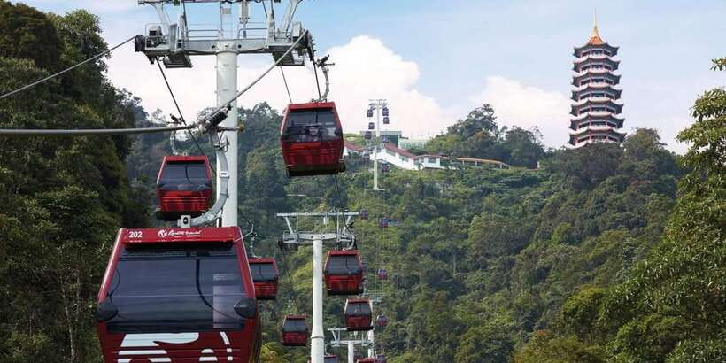 From Kuala Lumpur: Genting Highlands Day Tour & Gondola Ride - Riding the gondola above the mountains