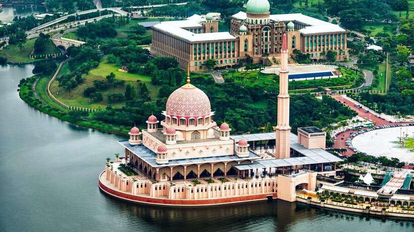 Kuala Lumpur: City Tour, KL Tower Ticket & Putrajaya w/ Boat - Merdeka Square and the Sultan Abdul Samad Building