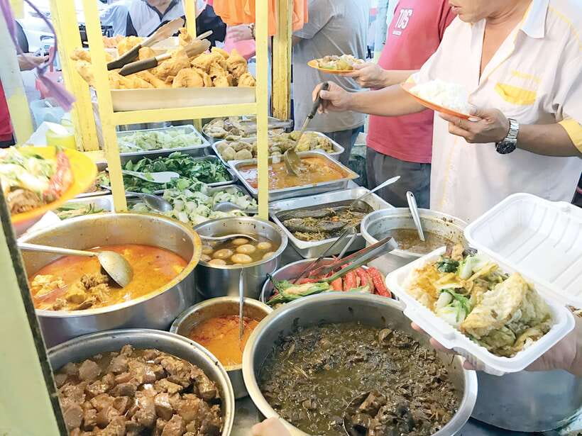 Kuala Lumpur: Evening Food Tour by Bike - The first food stops: warungs and small stalls