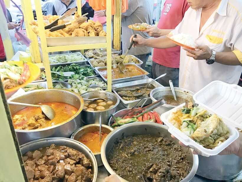 Kuala Lumpur: Evening Food Tour by Bike - Dataran Merdeka and the River of Life