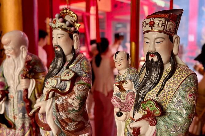 Kuala Lumpur Food Tour with 12+ Authentic Dishes & Local Secrets - Petaling Street food stalls and tea shops