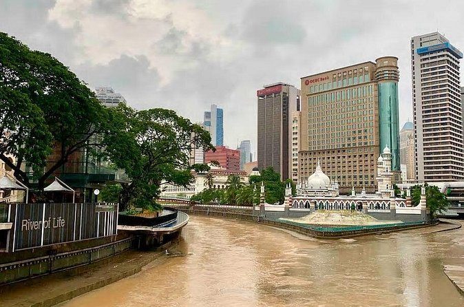 Kuala Lumpur InfoFun Walking Tour Experience - The afternoon route: food streets and the Petronas Twin Towers