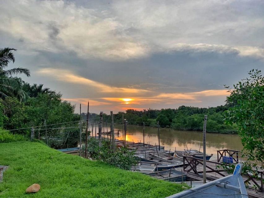 Kuala Lumpur: Kuala Selangor Fireflies and Blue Tears Tour - Seafood dinner beside the fishing village