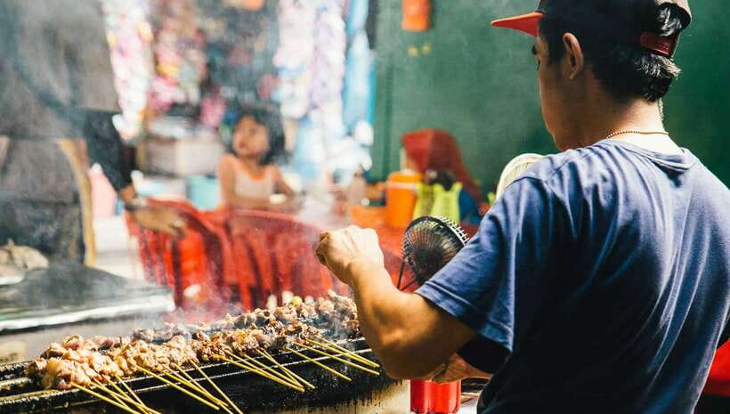 Kuala Lumpur: Local Street Food Night Tour - Walking through Jalan Alor after dark