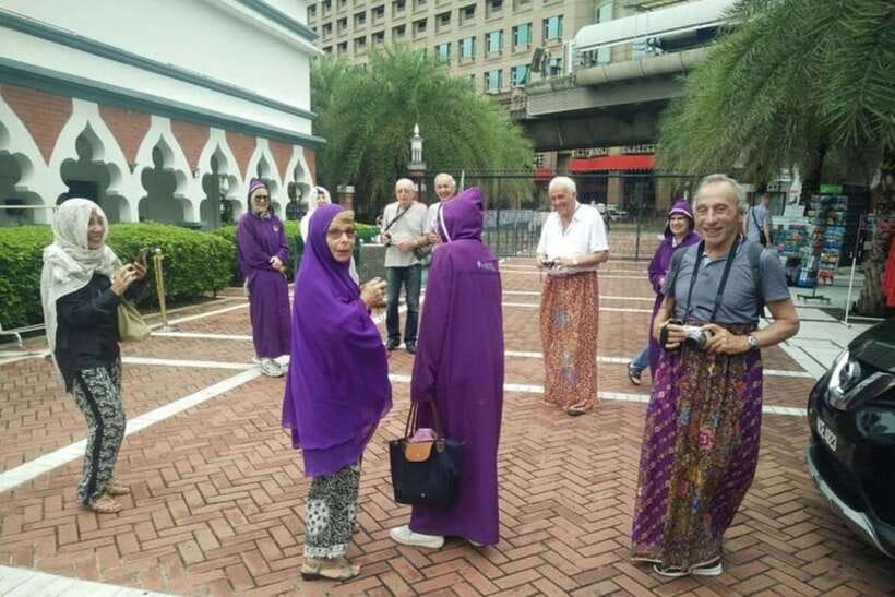 Kuala Lumpur: Private custom walking tour with a local guide - What the Landmark Stops Really Offer