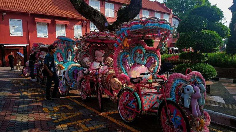 Kuala Lumpur: Private Malacca Night Tour w/Cruise & Trishaw - Walking through Chinatown and Jonker Walk