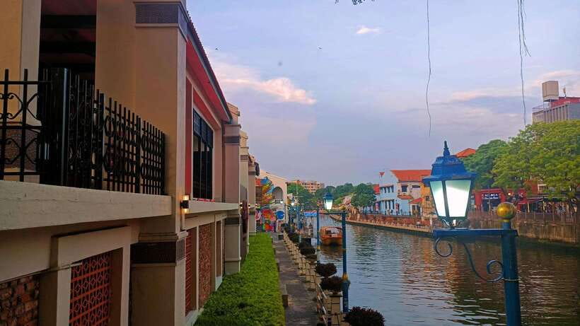 Kuala Lumpur: Private Malacca Night Tour w/Cruise & Trishaw - Melaka River Cruise after dark