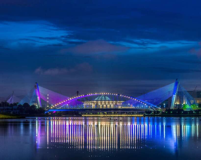 Kuala Lumpur: Putrajaya City Tour with Lake Cruise - Perdana Putra and the government district