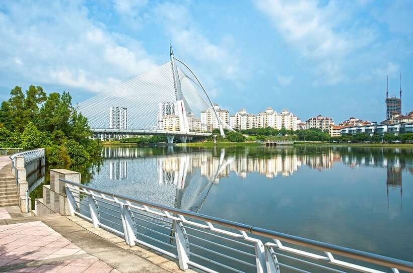 Kuala Lumpur: Putrajaya City Tour with Lake Cruise - Seeing Putrajaya from the lake