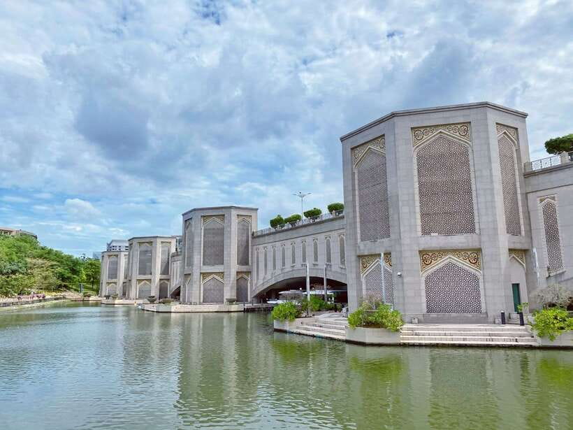 Kuala Lumpur: Putrajaya Tour Half Day Tour [Shared/Private] - Entering the Putra Mosque, the Pink Mosque