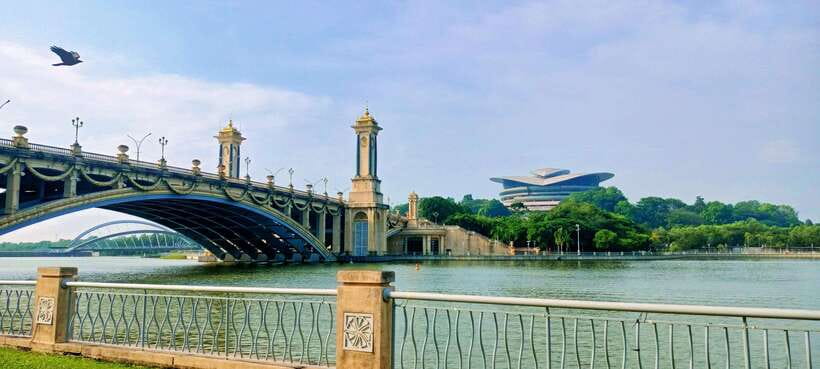 Kuala Lumpur: Putrajaya Tour with Traditional Boat Cruise - Putra Square and the Prime Minister’s Office