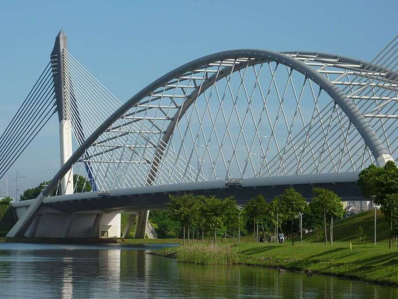 Kuala Lumpur: Putrajaya Tour with Traditional Boat Cruise - Putra Mosque beside the lake
