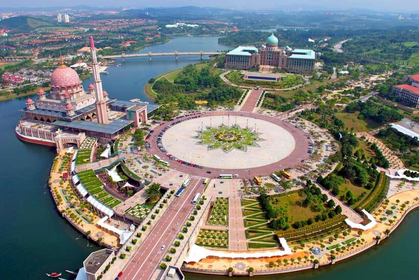 Kuala Lumpur: Putrajaya Tour with Traditional Boat Cruise - Bridges and the hilltop convention centre
