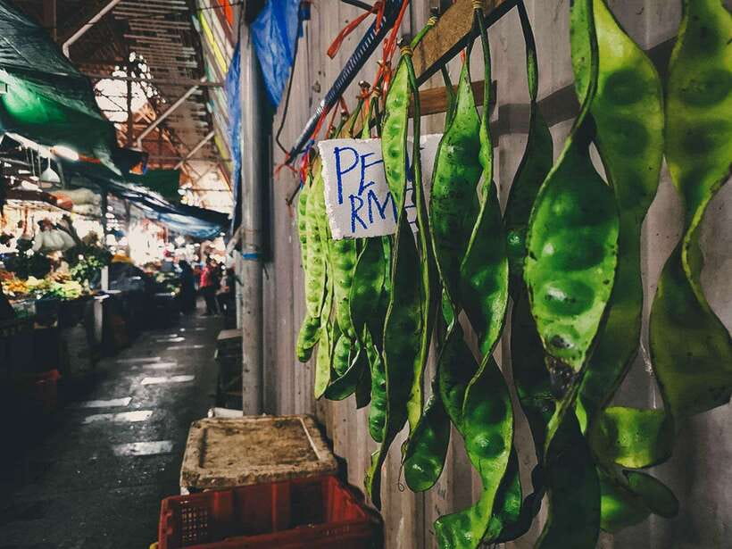 Kuala Lumpur: Sambal Street Food Tour with 15+ Tastings - Meeting Malaysian ingredients at the market