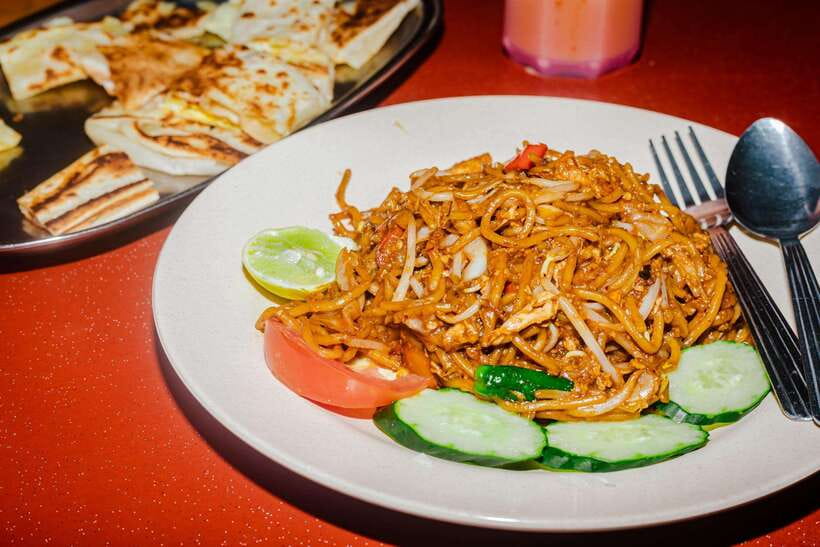 Kuala Lumpur: Sambal Street Food Tour with 15+ Tastings - Chow Kit: local food away from the postcard route