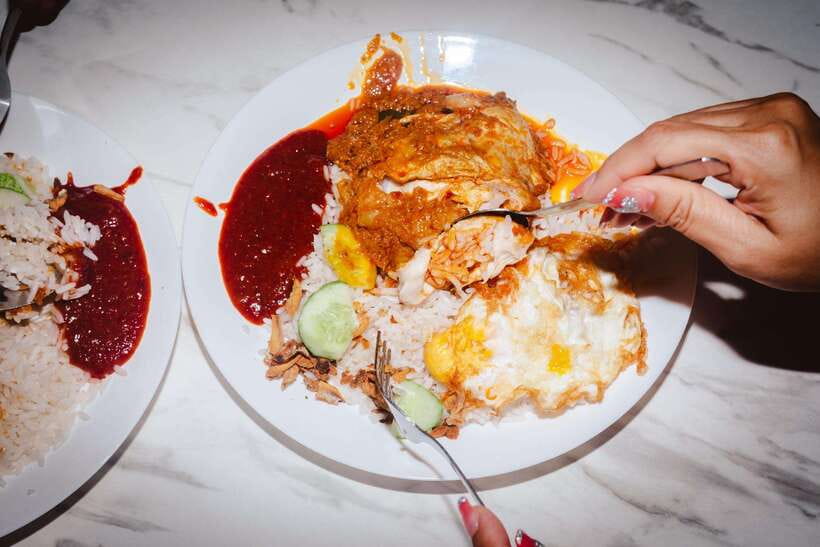 Kuala Lumpur: Sambal Street Food Tour with 15+ Tastings - Guides who shape the experience