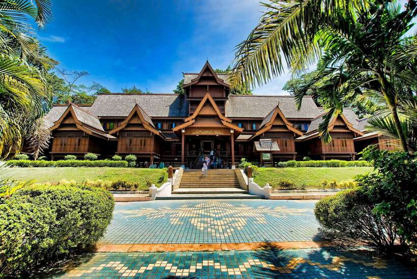 Malacca: Historical Private Malacca Tour from Kuala Lumpur - Baba and Nyonya Museum: a useful first stop