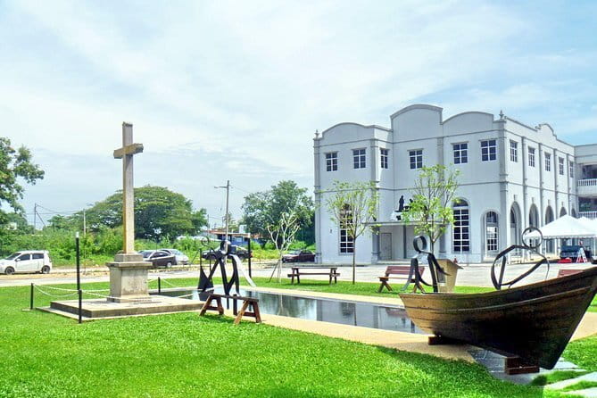 Melaka Full-Day Trip From Kuala Lumpur - Cheng Hoon Teng Temple and Kampung Kling Mosque reveal the city’s mix