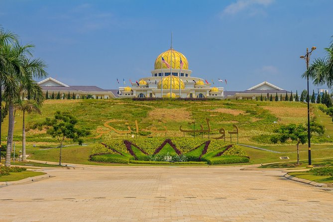 Private Day Kuala Lumpur Photographic Tour With Petronas Twin Tower & Batu Caves - Thean Hou Temple’s bold color and mixed traditions