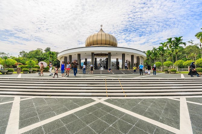 Private Day Kuala Lumpur Photographic Tour With Petronas Twin Tower & Batu Caves - Chinatown: a short taste of local street life