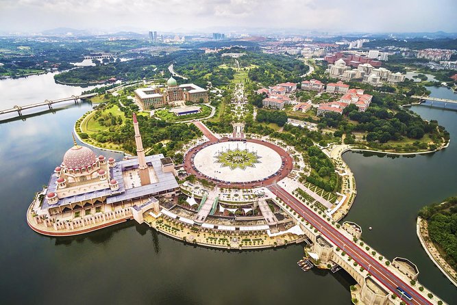Private Half-Day Putrajaya Tour with Lake Cruise from Kuala Lumpur - Perdana Putra: Malaysia’s government district