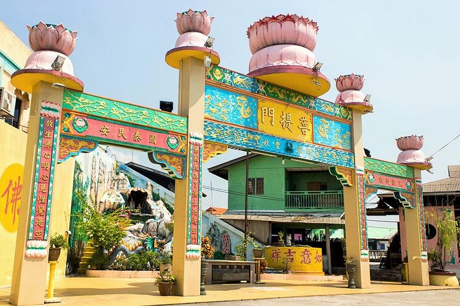 Private Tour: Crab Island Sightseeing Boat Ride and Seafood Lunch - Walking the car-free streets of Crab Island