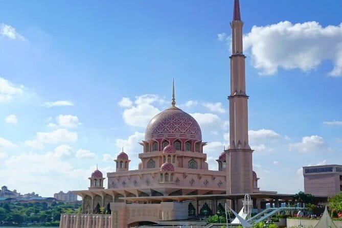 Putrajaya Tour From Kuala Lumpur Includes Batu Caves - Perdana Putra and Putra Mosque