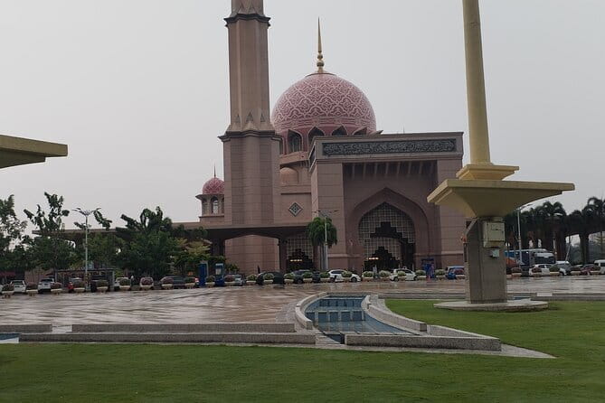 Putrajaya Tour From Kuala Lumpur Includes Batu Caves - What the private vehicle adds