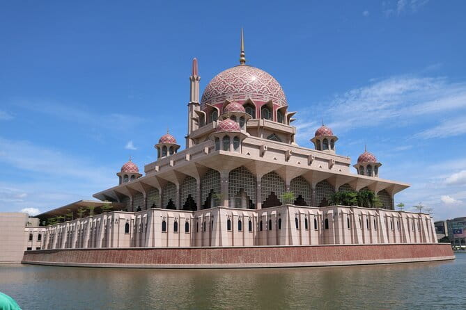 Putrajaya Tour From Kuala Lumpur Includes Batu Caves - Batu Caves and the giant Lord Murugan statue