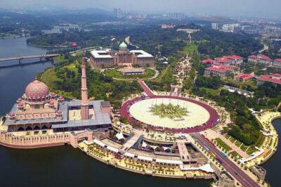 Putrajaya Tour with Traditional Boat Cruise & Pink Mosque (Private)