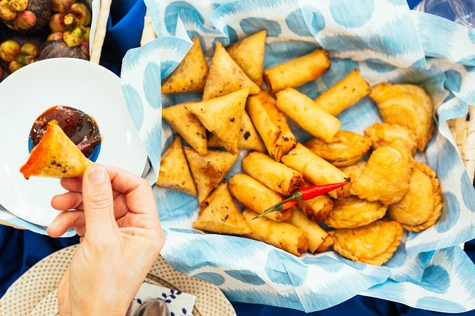 The 10 Tastings of Kuala Lumpur With Locals: Private Street Food Tour - Petaling Street, where the tasting begins